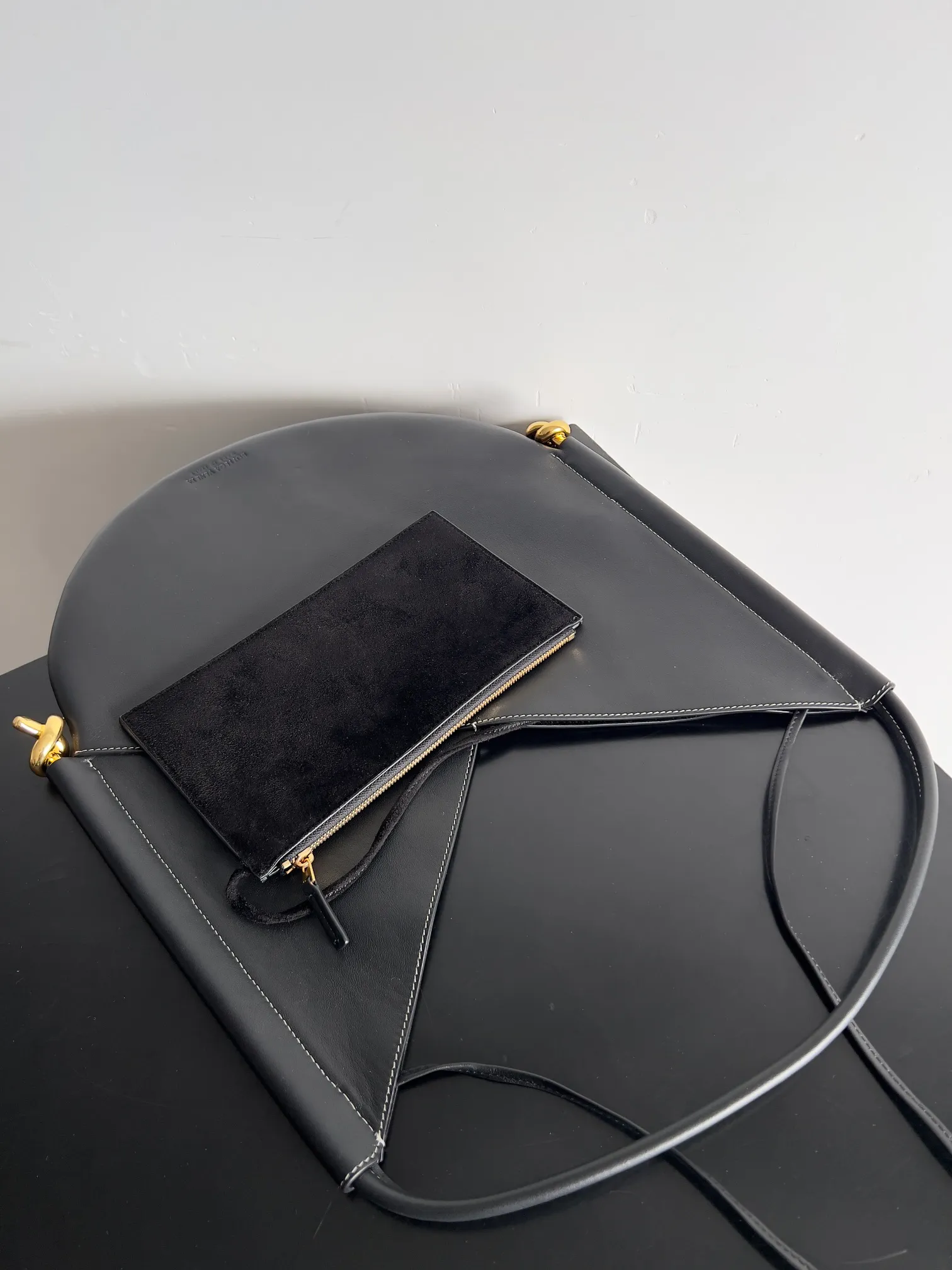 Batch 2060 BOTTEGA VENETA's new medium-sized SOLSTICE shoulder bag for women, B Art Aesthetics II is extremely simple and time aesthetics. Bottega Veneta Solstice. Pays tribute to the infinity of time and nature. It uses the iconic intrecciato leather weaving process and Knot elements to tell the perfect integration of time, astronomy, design language, humanity and craftsmanship, presenting a fashion full of story-telling. Style number: 794999 Size: 44*37*2cm